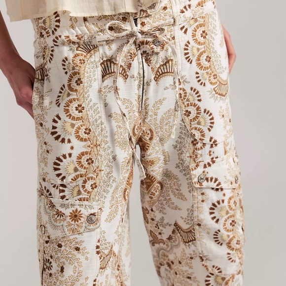 Free People WTF Park Ave Printed Pull On Cargo Ivory Combo XS NWOT $168 CURRENT! - Picture 3 of 4